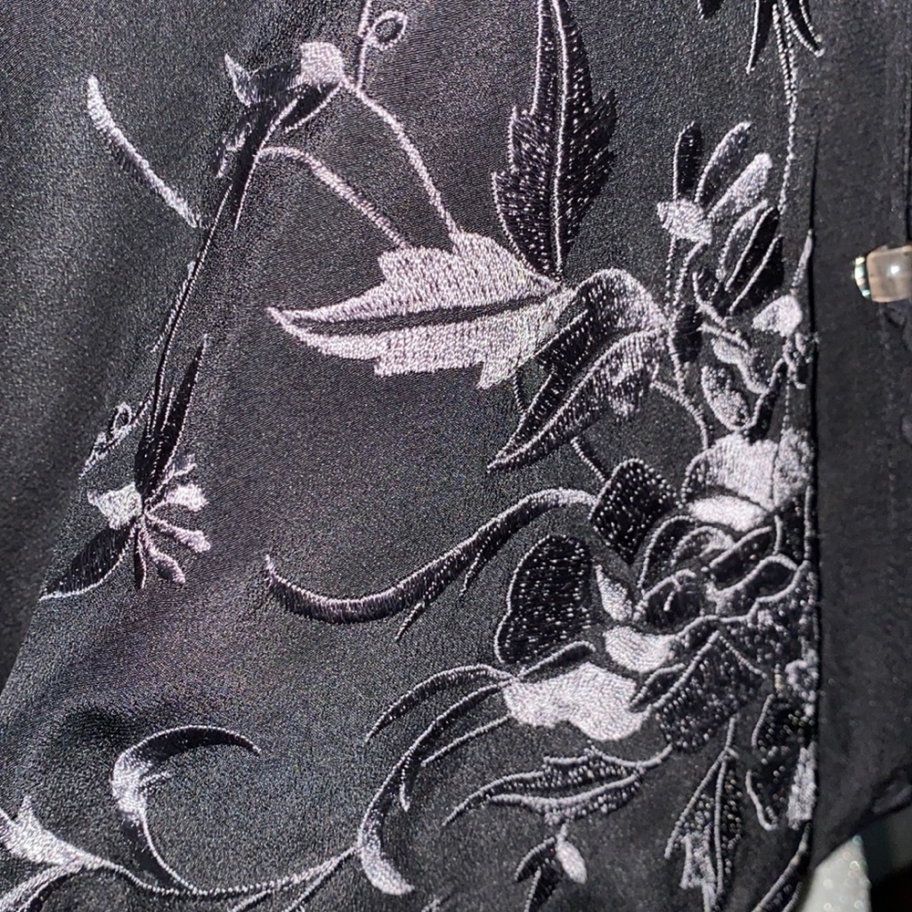 🖤🫶🏻 Black Embroidered blouse. Size extra small in women’s. - Picture 3 of 6